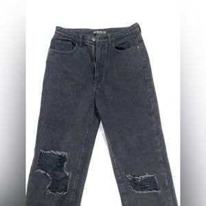 PRETTYLITTLETHING TALL BLACK EXTREME RIPPED HEM KNEE RIP MOM JEANS